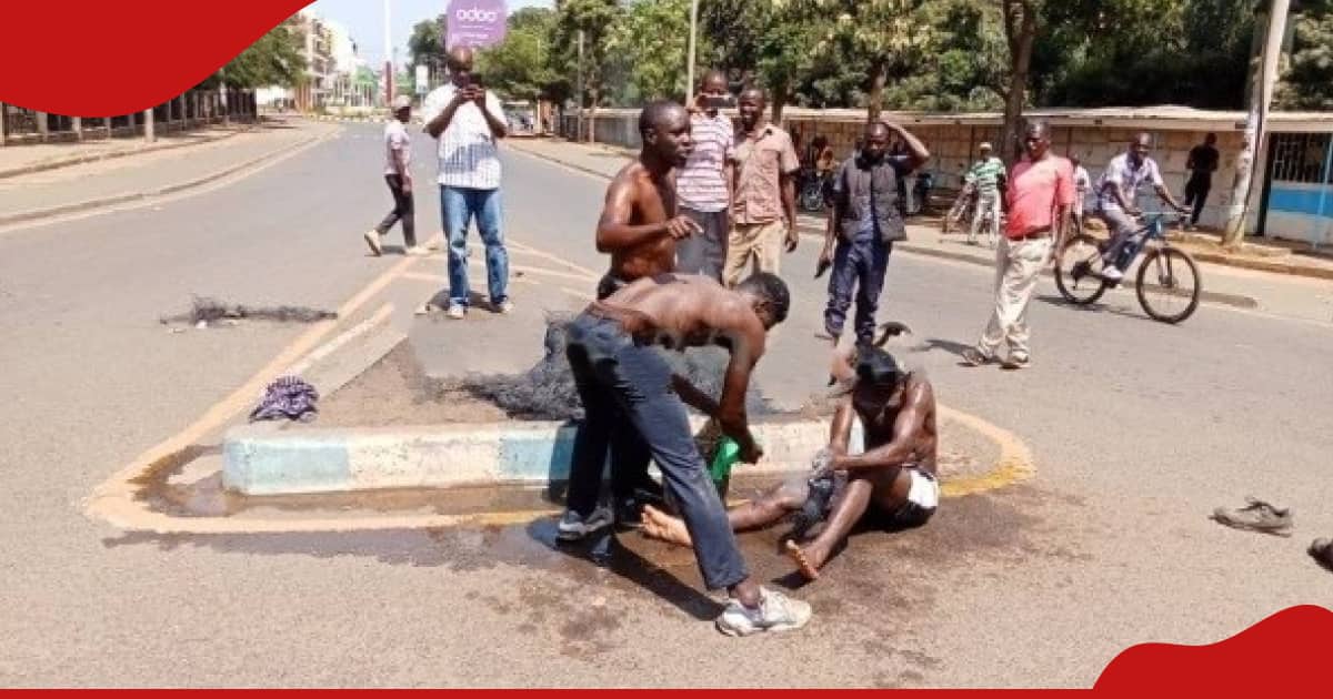 Maandamano : Des hommes torse nu prennent un bain sur l'autoroute Kisumu à la lumière du jour