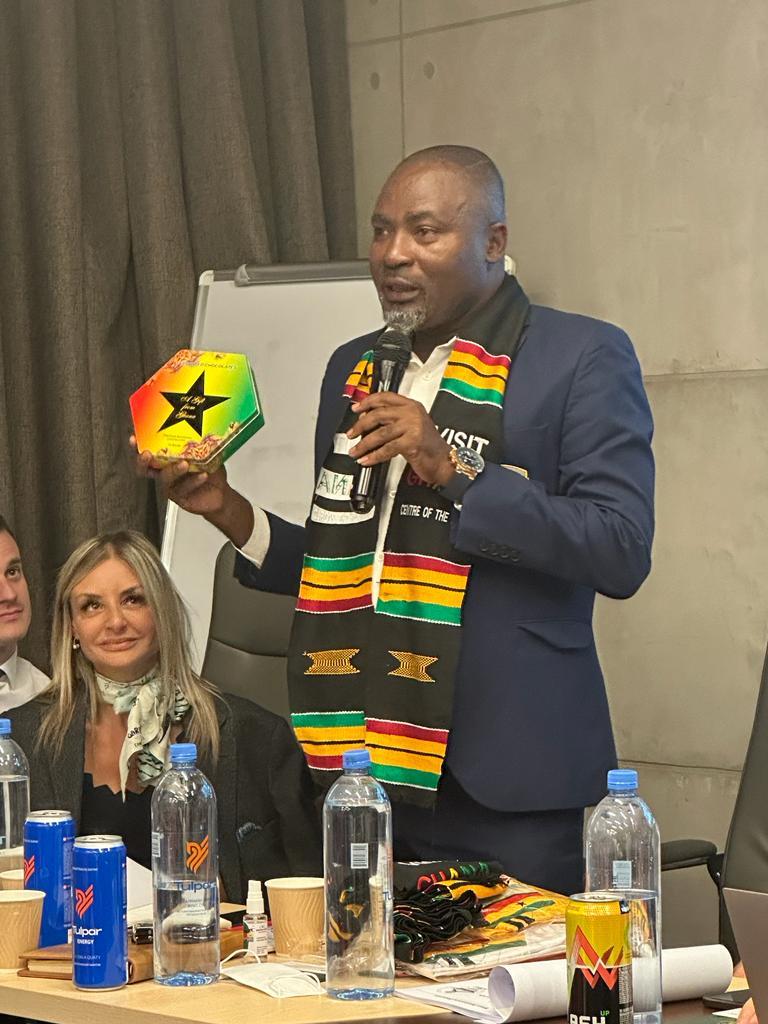 Charles Osei Asibey amène le championnat du monde de bras de fer au Ghana