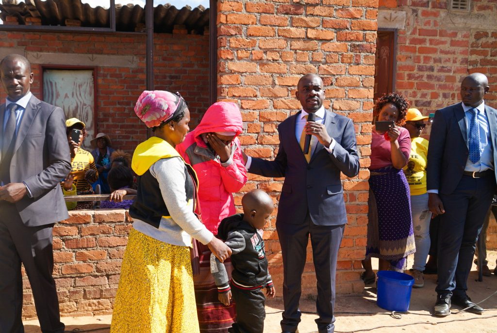 Why call for elections when you don’t want people to choose – says Chamisa, as hundreds besiege CCC supporter’s murder site
