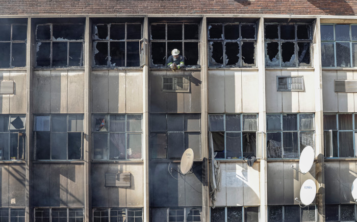Nous avons payé un loyer pour vivre dans un immeuble de la rue Albert touché par le feu, déclare un occupant illégal