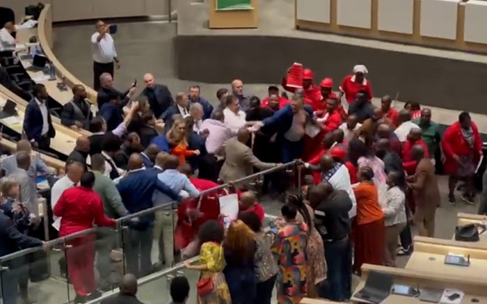 Tshwane DA et EFF menacent d'ouvrir des poursuites pénales mutuelles après la bagarre des conseillers