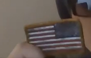 Patch du drapeau américain perdu par l'un des auteurs
