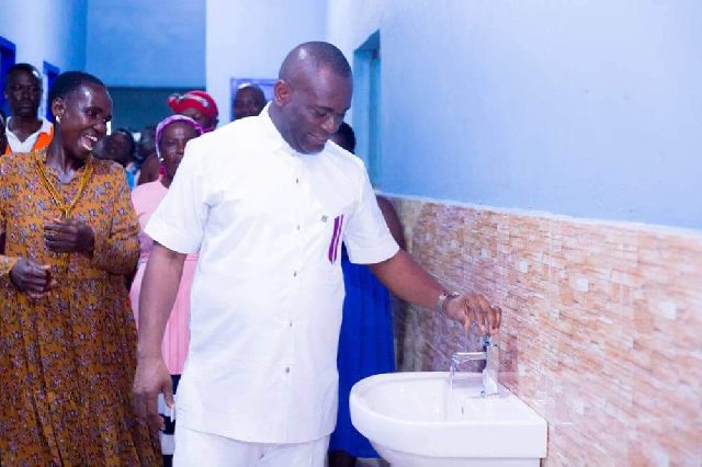 John Kumah inaugure des toilettes ultramodernes de 34 places et un forage pour la communauté d'Odaho