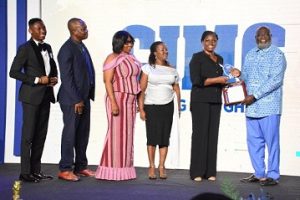 Afua Serwaa Asafo Adjei, conseiller en relations avec les médias, reçoit le prix de l'entreprise de télécommunications orientée marketing de l'année au nom de MTN