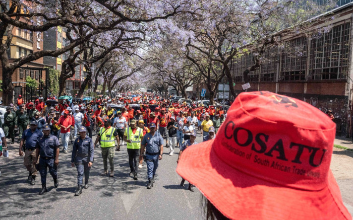 Cosatu célèbre la Journée internationale du travail décent avec des piquets de grève à l'échelle nationale