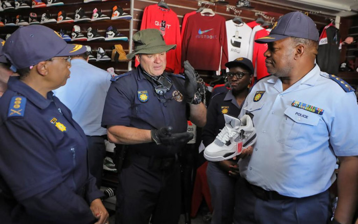 La police réprime les produits contrefaits à l'approche des fêtes de fin d'année