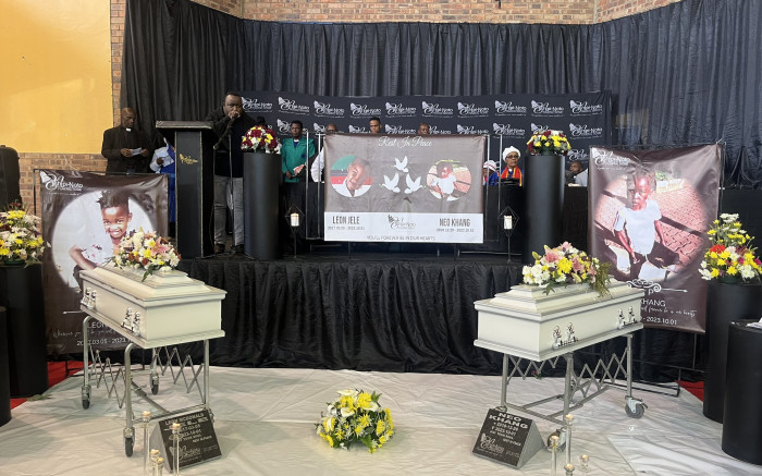 Les familles de deux garçons de Soweto qui ont mangé des biscuits soi-disant empoisonnés cherchent à tourner la page