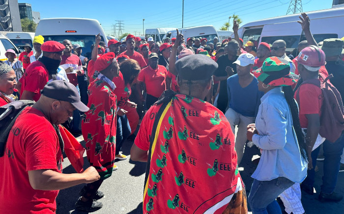 Les partisans de Cape EFF se rassemblent à Athlone avant la manifestation
