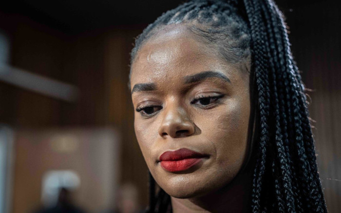 Magudumana soigné par les ambulanciers après s'être effondré alors qu'il se rendait au tribunal