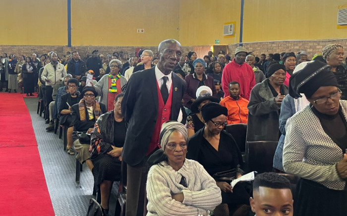 Naledi s'est rassemblée pour enterrer les garçons qui auraient été empoisonnés