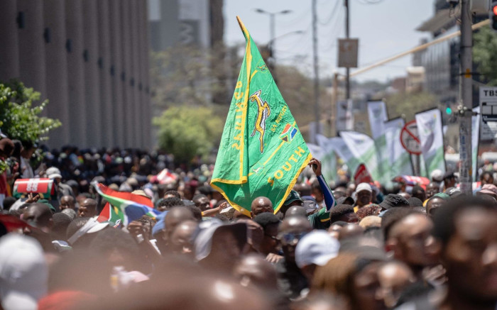 Des milliers de personnes applaudissent les Boks à Pretoria alors que le défilé des trophées se dirige vers Joburg