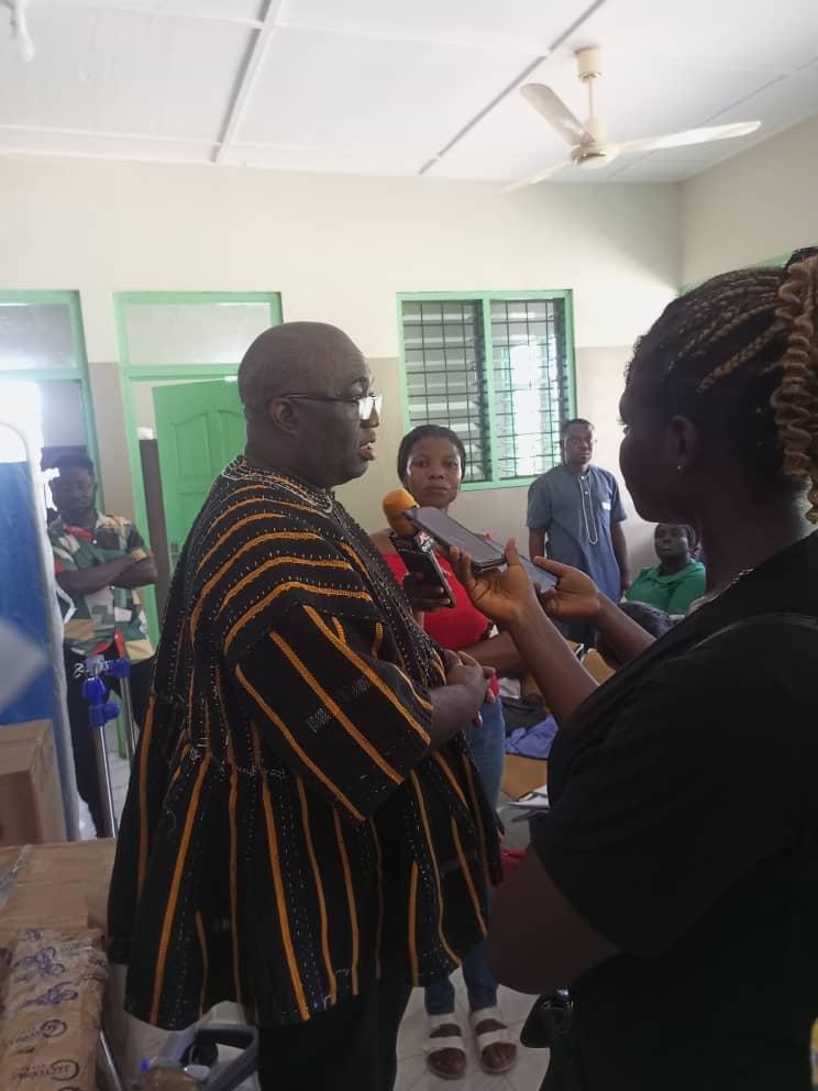 Joe Ghartey soutient le centre de santé de Kojokrom avec du matériel médical
