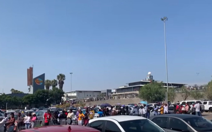Les acheteurs de Gauteng bravent la chaleur et les longues files d’attente pour les offres du Black Friday