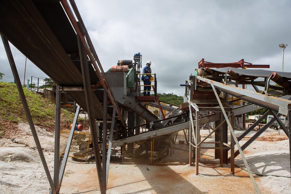 Les usines de lithium chinoises génèrent des emplois au Zimbabwe, mais leur expansion pousse certains habitants à quitter leur domicile |