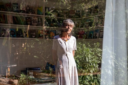 Un portrait de l'éditrice, éditrice, chercheuse et écrivaine zimbabwéenne Irene Staunton dans son jardin de Weaver Press à Harare, Zimbabwe. 