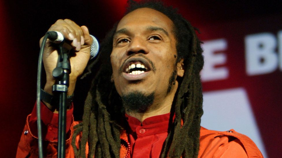 Photo du dossier datée du 15/3/2003, de Benjamin Zephaniah qui se présente sur scène lors du concert anti-guerre One Big No, à Shepherd's Bush Empire à Londres.