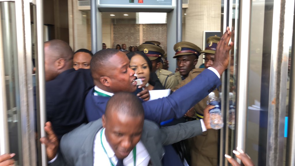 Des députés de l'opposition expulsés d'August House après avoir protesté contre la prestation de serment des nouveaux législateurs