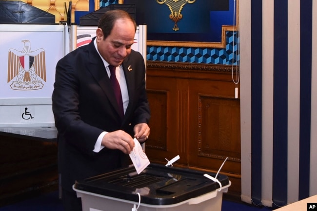 Sur cette photo fournie par le bureau de presse de la présidence égyptienne, le président égyptien Abdel Fattah el-Sissi vote pour l'élection présidentielle dans un bureau de vote, au Caire, en Égypte, le 10 décembre 2023.
