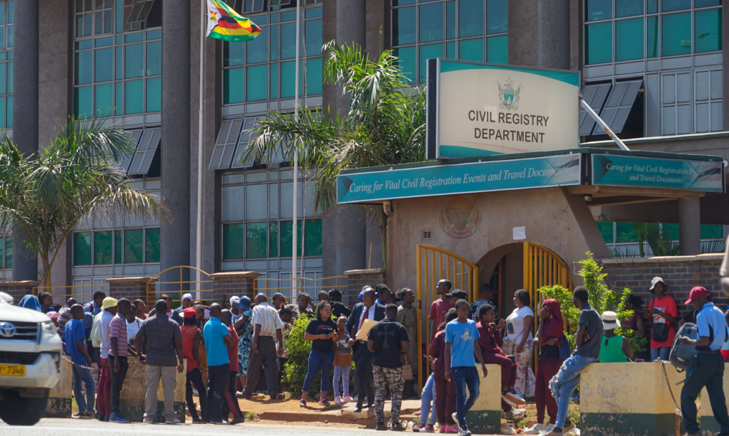 En images : la demande de passeports au Zimbabwe augmente suite à la hausse des prix proposée par Mthuli Ncube