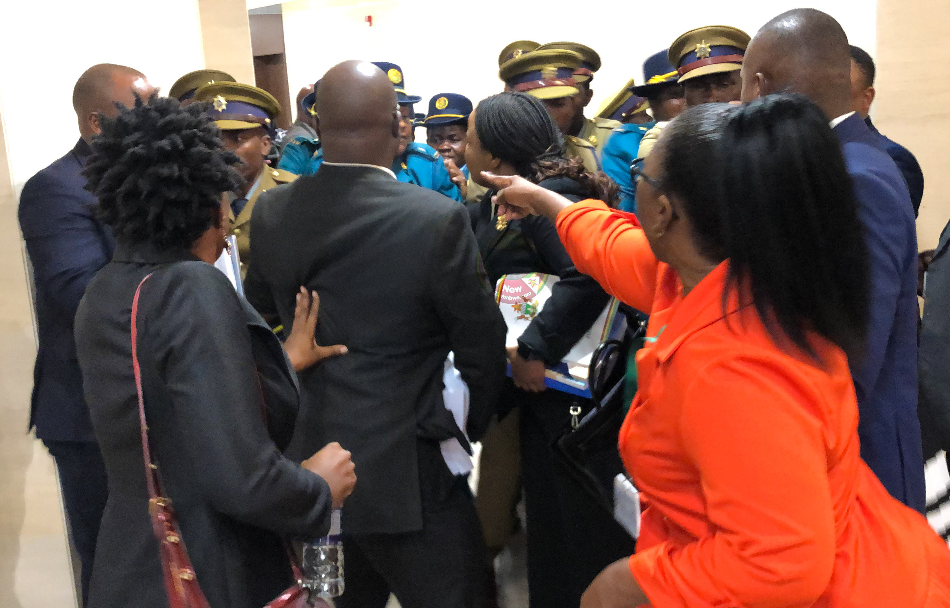En images : La police fait irruption au Parlement pour expulser les députés de Chamisa