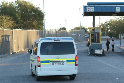 Les chauffeurs de bus emmenant des enfants non accompagnés du Zimbabwe auraient dû être arrêtés, déclare le ministre sud-africain de l'Intérieur, Motsoaledi |