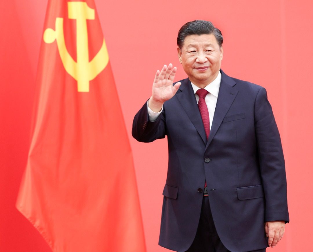 Xi Jinping, general secretary of the CPC Central Committee, waves to journalists at the Great Hall of the People in Beijing, Oct. 23, 2022. (Xinhua/Pang Xinglei)