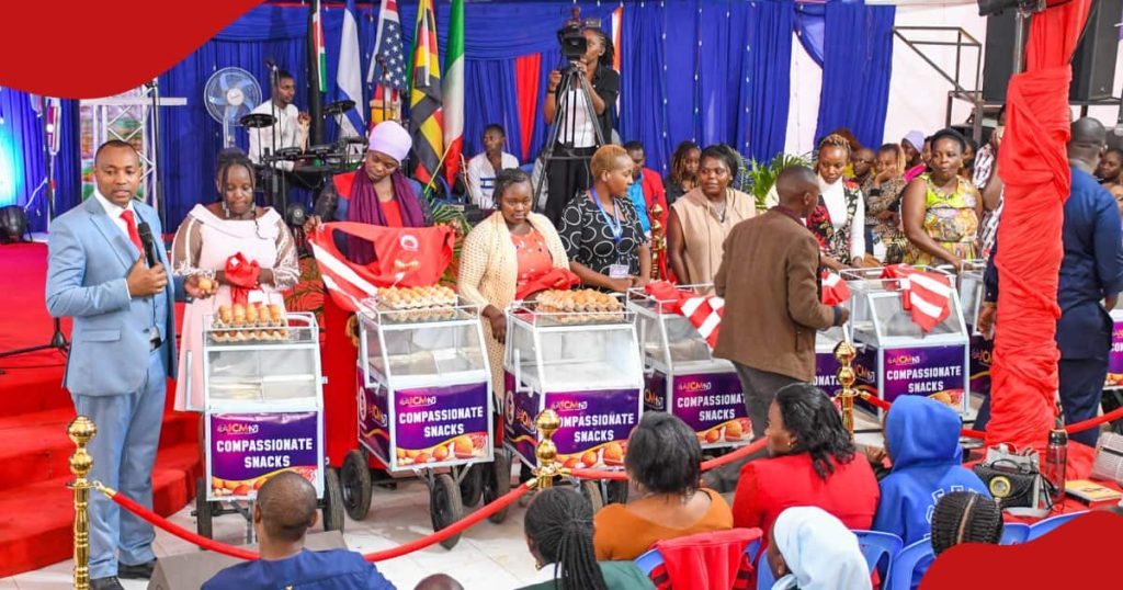 Muthee Kiengei dépense environ 150 000 KSh pour acheter des chariots, des œufs pour les veuves et les fidèles au chômage