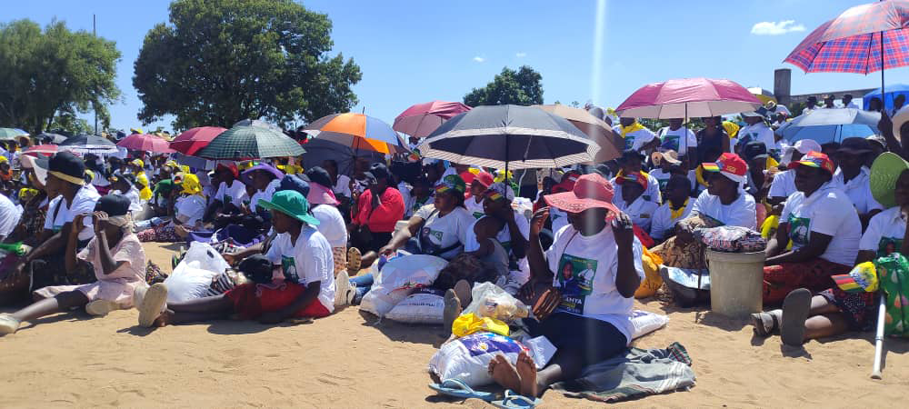 En images : Sakupwanya offre à ses partisans un sac de farine de maïs, de la farine et une miche de pain à l'approche des élections partielles