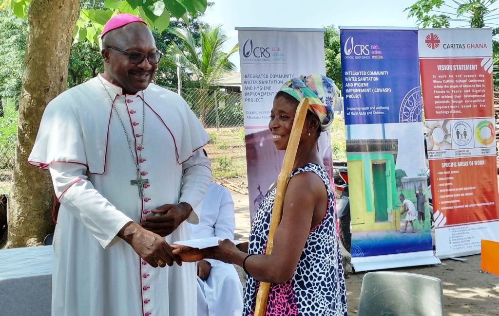 Soutien aux victimes des inondations : un évêque catholique salue les Ghanéens