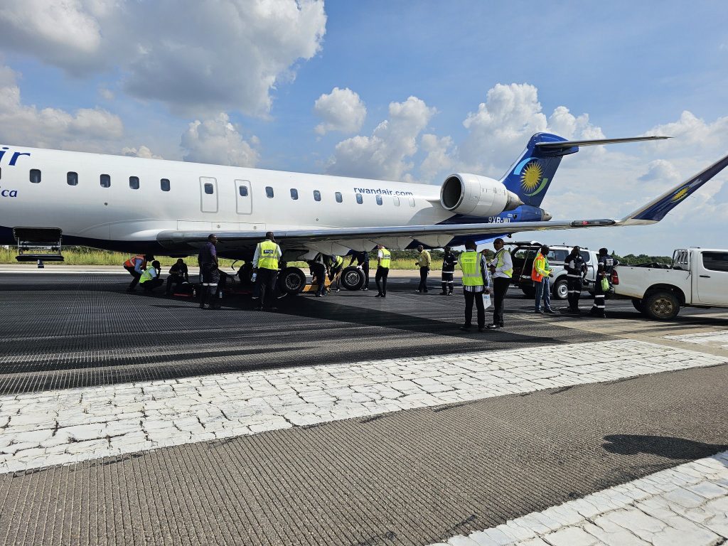 Un avion de Rwandair crève un pneu et perturbe le service de piste