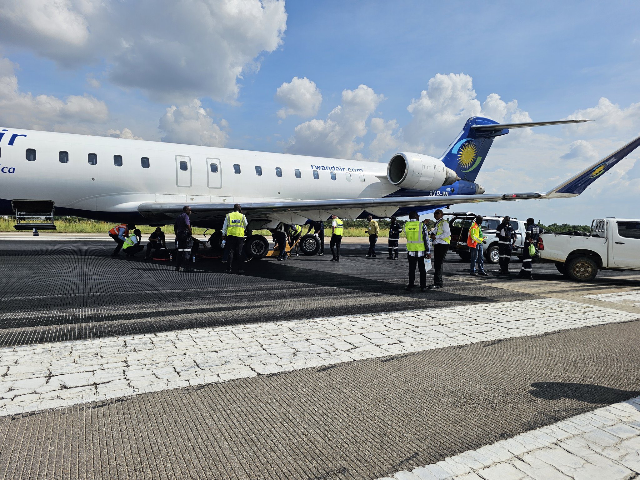 Un avion de Rwandair crève un pneu et perturbe le service de piste