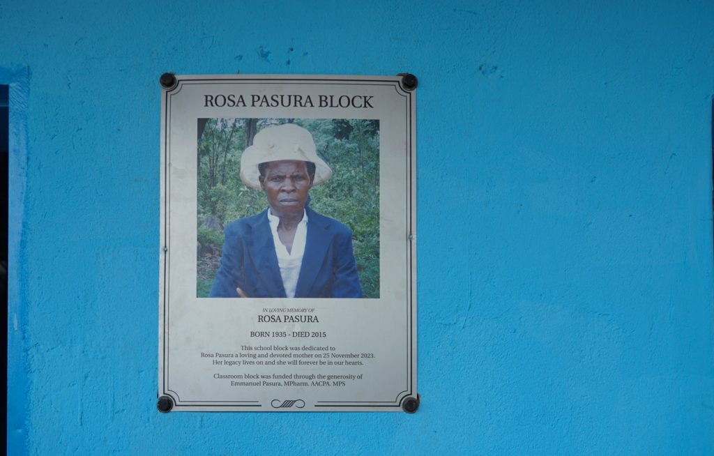 Un pharmacien basé en Australie inaugure officiellement un bâtiment scolaire construit à la mémoire de sa défunte mère |