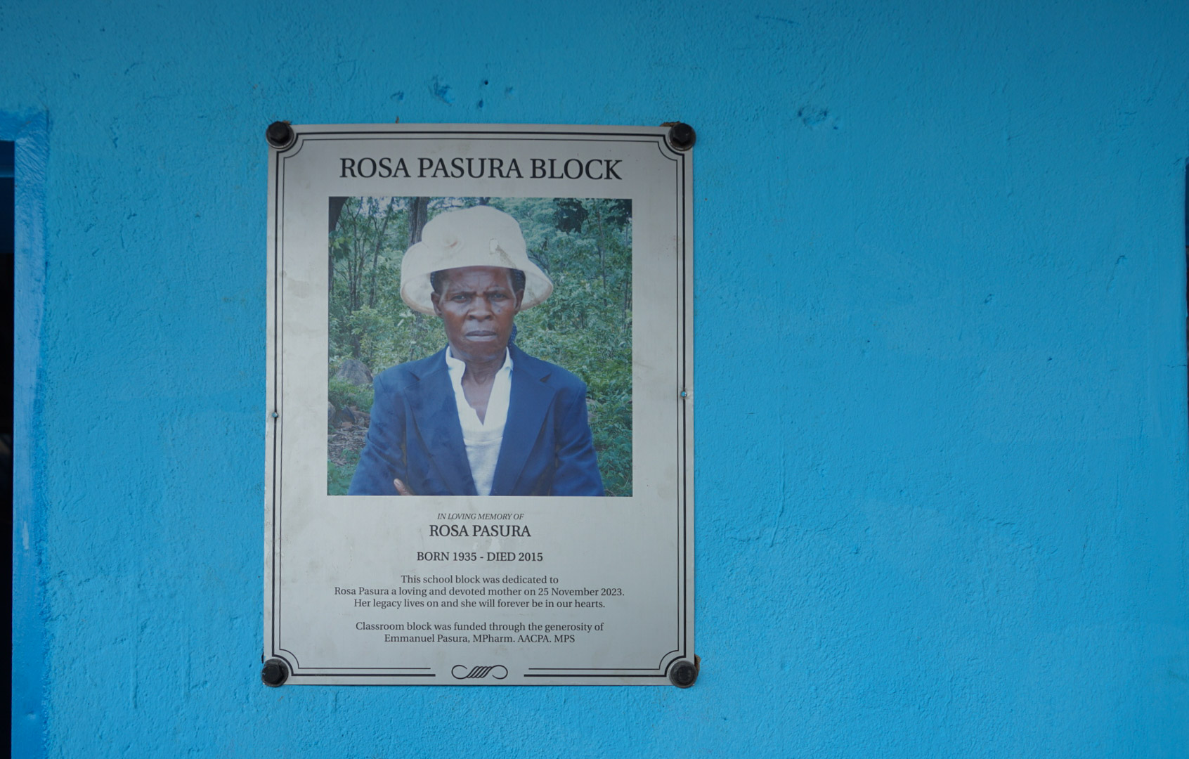 Un pharmacien basé en Australie inaugure officiellement un bâtiment scolaire construit à la mémoire de sa défunte mère |