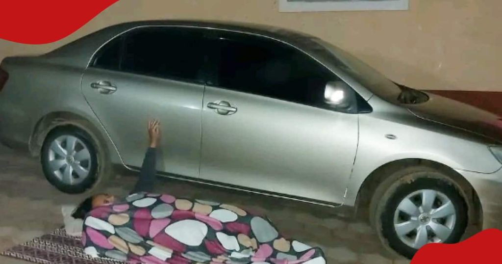 Une Kenyane ravie dort dehors à côté d’une nouvelle voiture : « Félicitations »