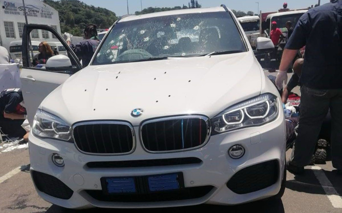 Une chasse à l'homme en cours après que le duo mère-fille a été blessé lors d'une fusillade en voiture à Durban