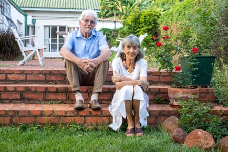 Un portrait des éditeurs de Weaver Press, Irene Staunton et Murray McCartney, assis sur les marches de leur domicile à Harare, au Zimbabwe.