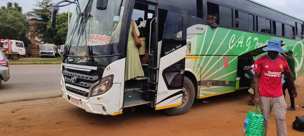 REGARDER : À peine une semaine après avoir tué cinq conducteurs de bus de la CAG, leurs bus de 65 places montent à bord du 102 alors qu'ils étaient en surcharge sur la route Kariba – Harare