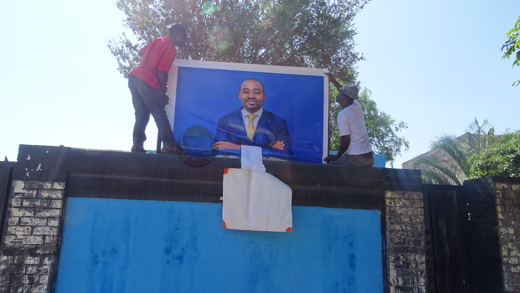 Les militants de l'opposition repeignent en bleu les bureaux du CCC de Bulawayo et ajoutent le portrait de Chamisa