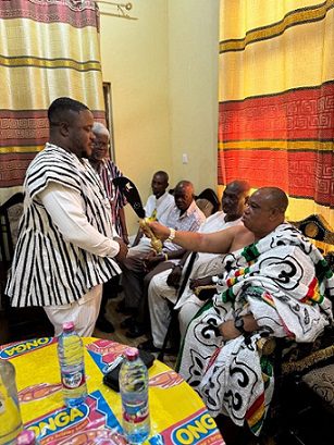 Le Conseil suprême de La Agbawɛ prête serment à Nii Sowah Gbɔbilɔ Djata II en tant que chef d'Oyarifa