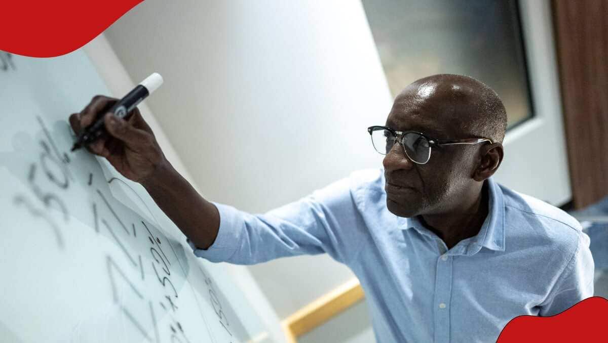 La vidéo d'un professeur de la KU perplexe face à une équation chimique chatouille les internautes : "X se cache toujours"