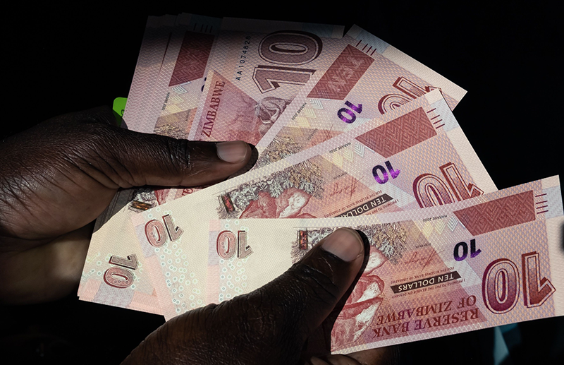 Le dollar du Zimbabwe chute pour réduire son écart avec le taux du marché parallèle