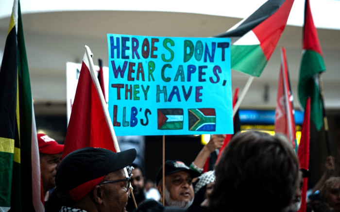 L'équipe juridique de l'Afrique du Sud reçoit l'accueil d'un héros