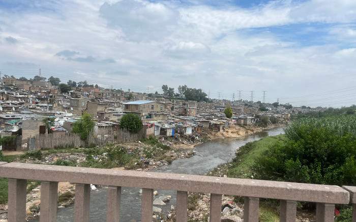 Les habitants d'Alex menacés d'inondation le long de Jukskei affirment que la pauvreté les y retient