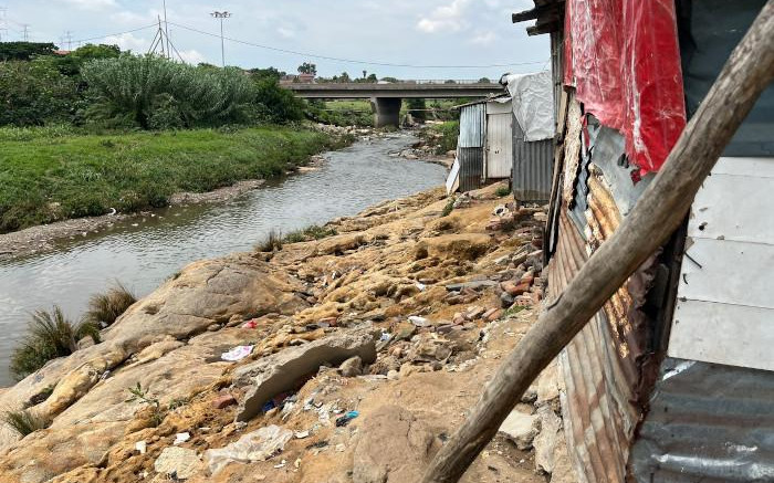 Les habitants d'Alex qui ont fui les inondations de la rivière Jukskei reviennent pour reconstruire leurs maisons