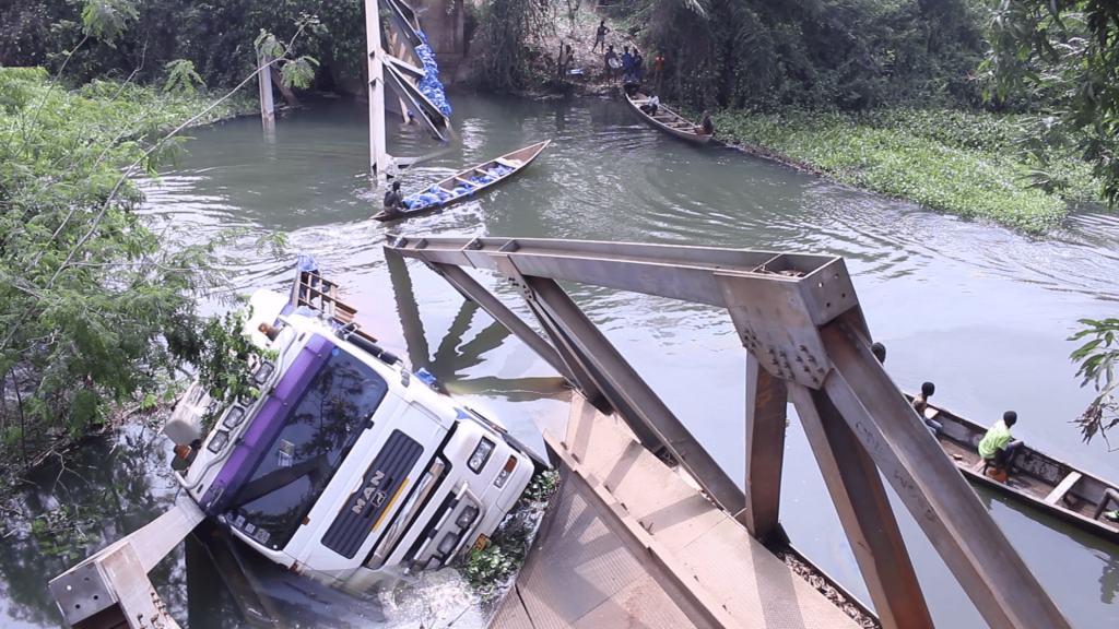 North Tongu : Un pont en acier s'effondre avec un camion plein de sel