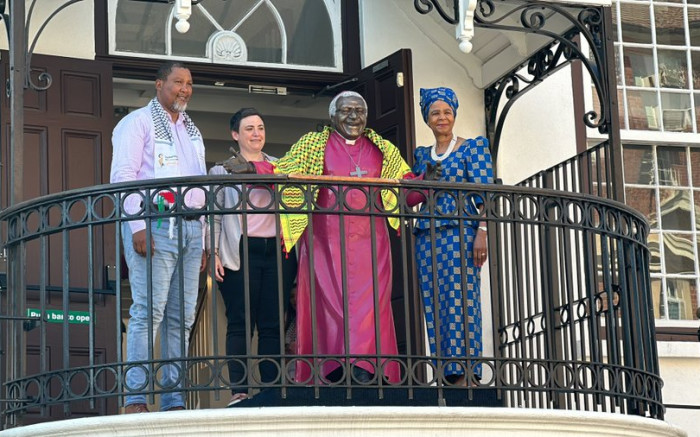 Une statue de Tutu avec un foulard palestino-africain sera exposée jusqu'au cessez-le-feu à Gaza