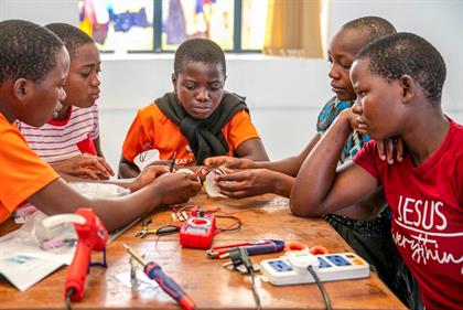Étudiants participant à la fabrication des lanternes Chigubhu