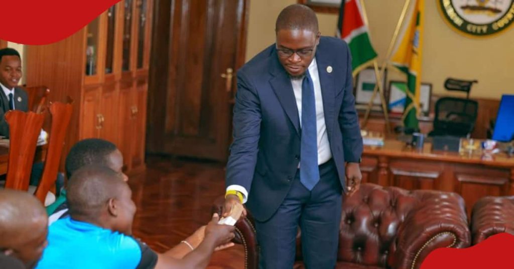 Johnson Sakaja fait un don de 200 000 KSh pour soutenir les équipes de football de Kibera à court d'argent