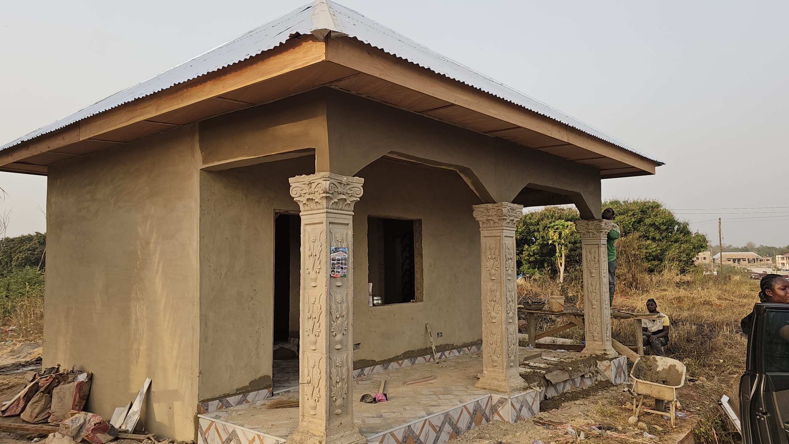 Le personnel de la barrière de police de Kwatire-Odomase félicite un agro-transformateur physiquement handicapé