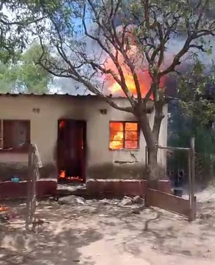 REGARDER : 3 revendeurs de carburant Karoi brûlés vifs dans une explosion d'essence